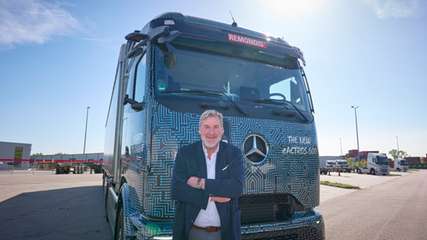 Sascha Hähnke vor dem eActros 600. Als eines der ersten Unternehmen durfte REMONDIS den E-Lkw für den Fernverkehr ein Jahr lang testen und dabei wertvolle Erfahrungen sammeln.