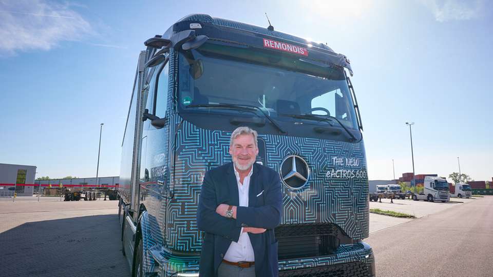 Sascha Hähnke vor dem eActros 600. Als eines der ersten Unternehmen durfte REMONDIS den E-Lkw für den Fernverkehr ein Jahr lang testen und dabei wertvolle Erfahrungen sammeln.