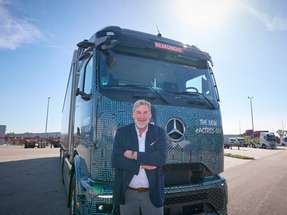 Sascha Hähnke vor dem eActros 600. Als eines der ersten Unternehmen durfte REMONDIS den E-Lkw für den Fernverkehr ein Jahr lang testen und dabei wertvolle Erfahrungen sammeln.