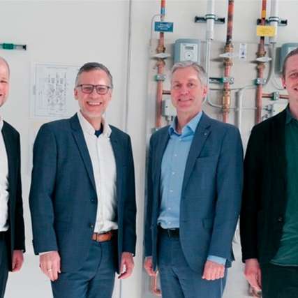 Im neuen Wasserstoff-Labor (v.l.): Patrick Zimmerman (Fraunhofer CML), Roland Gerhards (CEO des ZAL), Prof. Carlos Jahn (Leiter des Fraunhofer CML), Tobias Reidl (Fraunhofer CML). 