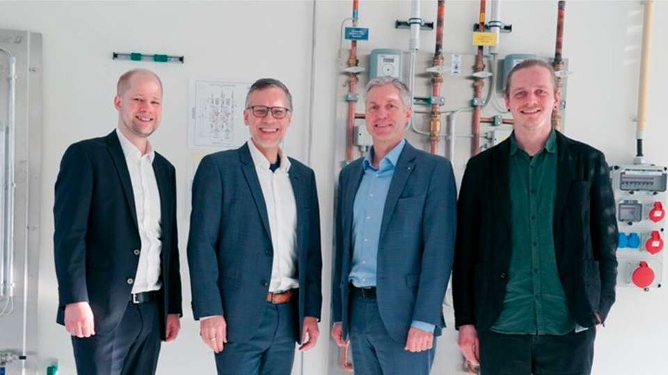 Im neuen Wasserstoff-Labor (v.l.): Patrick Zimmerman (Fraunhofer CML), Roland Gerhards (CEO des ZAL), Prof. Carlos Jahn (Leiter des Fraunhofer CML), Tobias Reidl (Fraunhofer CML). 