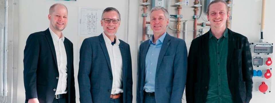 Im neuen Wasserstoff-Labor (v.l.): Patrick Zimmerman (Fraunhofer CML), Roland Gerhards (CEO des ZAL), Prof. Carlos Jahn (Leiter des Fraunhofer CML), Tobias Reidl (Fraunhofer CML). 