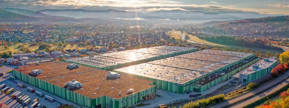 Eine 80.000 Quadratmeter große Photovoltaikanlage auf dem Dach des International Consolidation Center (ICC) in Bischweier unterstreicht den Anspruch auf Klimaneutralität. 