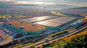 Eine 80.000 Quadratmeter große Photovoltaikanlage auf dem Dach des International Consolidation Center (ICC) in Bischweier unterstreicht den Anspruch auf Klimaneutralität. 