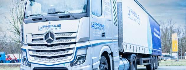 Der Mercedes-Benz GenH2 Truck im Praxiseinsatz bei Rhenus – getestet im Tages- und Nachteinsatz im regulären Logistikbetrieb.