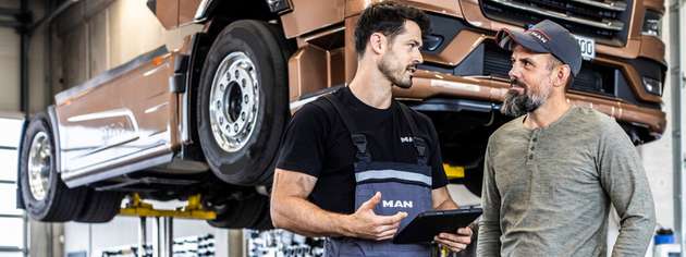 Rund 8.000 Beschäftigte vom Vertriebsmitarbeiter bis zum Hochvolt-Mechaniker erhalten weitere intensive Trainings zum Thema E-Mobilität. 