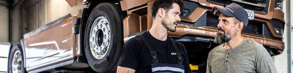 Rund 8.000 Beschäftigte vom Vertriebsmitarbeiter bis zum Hochvolt-Mechaniker erhalten weitere intensive Trainings zum Thema E-Mobilität. 