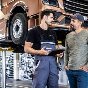 Rund 8.000 Beschäftigte vom Vertriebsmitarbeiter bis zum Hochvolt-Mechaniker erhalten weitere intensive Trainings zum Thema E-Mobilität. 