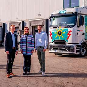 Gemeinsam zum Erfolg: (v.l.n.r.) Hendrik Ebeling, Irina Bieder und Markus Dehn setzen sich für die Energiewende bei Ebeling Logistik ein. 