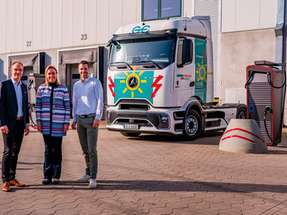 Gemeinsam zum Erfolg: (v.l.n.r.) Hendrik Ebeling, Irina Bieder und Markus Dehn setzen sich für die Energiewende bei Ebeling Logistik ein. 