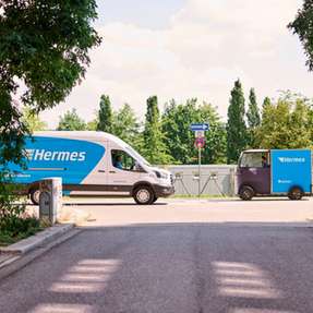 Hermes E-Transporter und Lastenrad: In der Hansestadt stellt der Paketdienstleister seit Ende 2023 im gesamten Stadtgebiet lokal emissionsfrei zu.