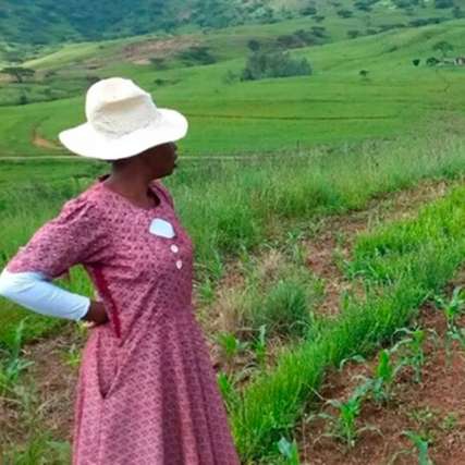 Im südafrikanischen Bergville leitet die Mahlathini Development Foundation ein wegweisendes Projekt in der Drakensberg-Region, das Frauen und Jugendliche ins Zentrum des Wassermanagements stellt. 