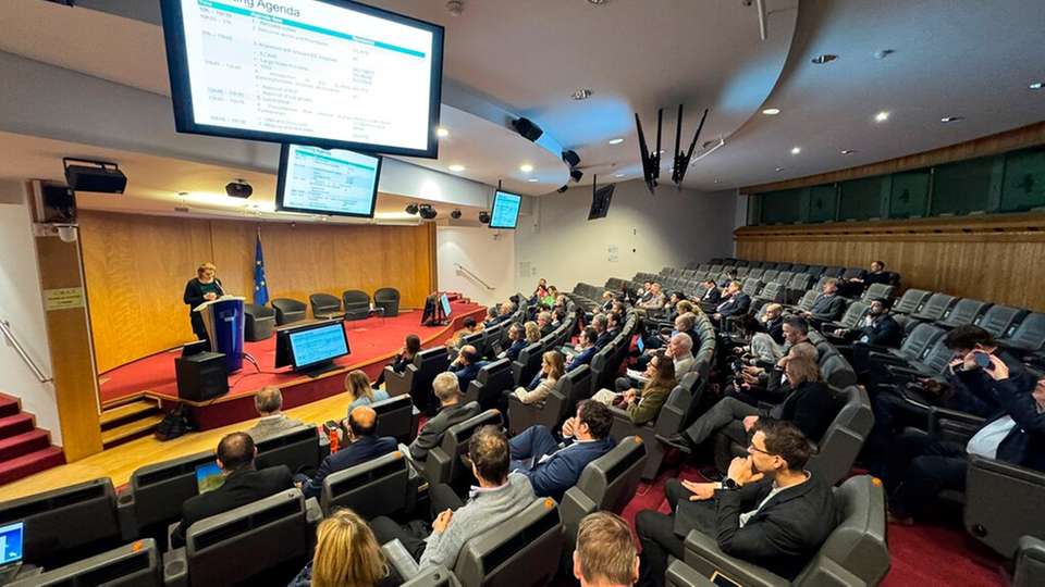 Bei der ersten Tagung in Brüssel nahmen ALICE, Einride und Gruber Logistics ihren Platz in der neu gegründete EU-Expertengruppe EURIAS ein.