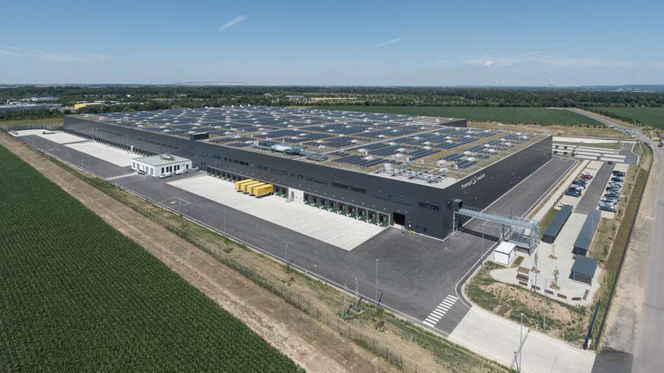 Erneuerbare Energie: Die Solar-Anlage auf dem Fressnapf-Logistikzentrum in Nörvenich.