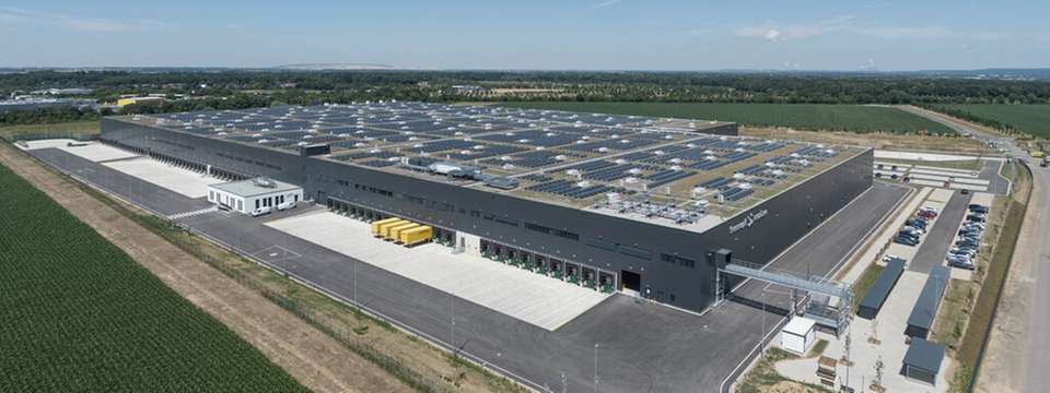 Erneuerbare Energie: Die Solar-Anlage auf dem Fressnapf-Logistikzentrum in Nörvenich.
