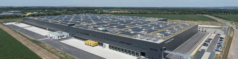 Erneuerbare Energie: Die Solar-Anlage auf dem Fressnapf-Logistikzentrum in Nörvenich.