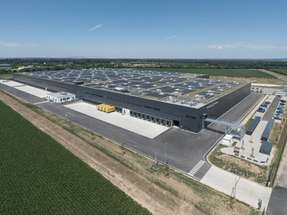 Erneuerbare Energie: Die Solar-Anlage auf dem Fressnapf-Logistikzentrum in Nörvenich.