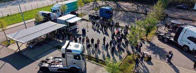 Marl: Am Evonik-Chemiepark Marl präsentierte H2 Green Power & Logistics neue Entwicklungen im Wasserstoff-Tankstellennetz und bei H2-betriebenen Trucks, im Bild vier von sechs Sattelzugmaschinen und Motorwagen.
