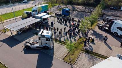 Marl: Am Evonik-Chemiepark Marl präsentierte H2 Green Power & Logistics neue Entwicklungen im Wasserstoff-Tankstellennetz und bei H2-betriebenen Trucks, im Bild vier von sechs Sattelzugmaschinen und Motorwagen.