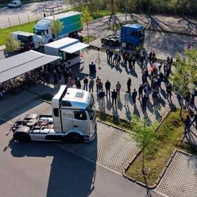 Marl: Am Evonik-Chemiepark Marl präsentierte H2 Green Power & Logistics neue Entwicklungen im Wasserstoff-Tankstellennetz und bei H2-betriebenen Trucks, im Bild vier von sechs Sattelzugmaschinen und Motorwagen.