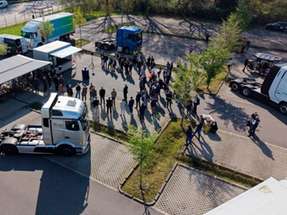 Marl: Am Evonik-Chemiepark Marl präsentierte H2 Green Power & Logistics neue Entwicklungen im Wasserstoff-Tankstellennetz und bei H2-betriebenen Trucks, im Bild vier von sechs Sattelzugmaschinen und Motorwagen.