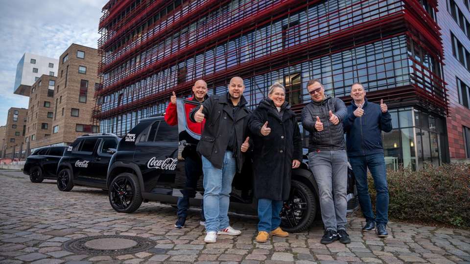 Daumen hoch für die Elektromobilität: Das Fuhrpark-Team von Coca-Cola feiert die vollständige Elektrifizierung der firmeneigenen Pkw- und Transporter-Flotte mit insgesamt 1.600 Fahrzeugen. 