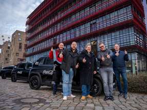 Daumen hoch für die Elektromobilität: Das Fuhrpark-Team von Coca-Cola feiert die vollständige Elektrifizierung der firmeneigenen Pkw- und Transporter-Flotte mit insgesamt 1.600 Fahrzeugen. 