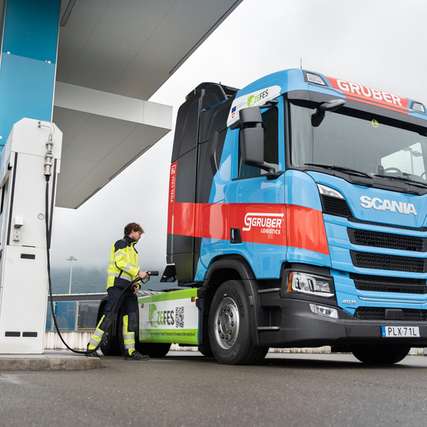 An der IIT-Hydrogen-Tankstation im Norden Italiens wurde der ab Mai 2026 für Gruber Logistics fahrenden Scania-Truck für finale Tests betankt. 