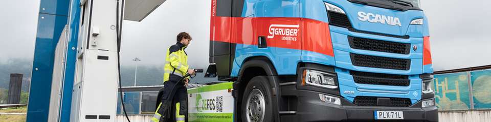 An der IIT-Hydrogen-Tankstation im Norden Italiens wurde der ab Mai 2026 für Gruber Logistics fahrenden Scania-Truck für finale Tests betankt. 