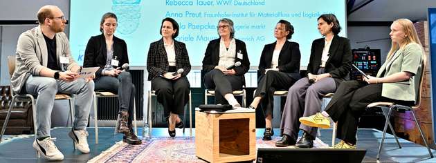 Das DVZ-Moderatorenteam, bestehend aus Amelie Bauer (rechts) und Frederic Witt, sprach mit Rebecca Tauer (WWF Deutschland), Anna Preut (Fraunhofer IML), Gabriele Maurer (Jungheinrich) sowie Alexandra Kroll und Ursula Paepcke (dm) über die Rolle der Logistik in der Kreislaufwirtschaft.