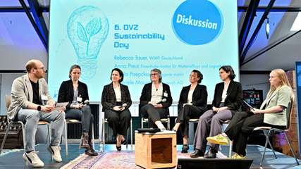 Das DVZ-Moderatorenteam, bestehend aus Amelie Bauer (rechts) und Frederic Witt, sprach mit Rebecca Tauer (WWF Deutschland), Anna Preut (Fraunhofer IML), Gabriele Maurer (Jungheinrich) sowie Alexandra Kroll und Ursula Paepcke (dm) über die Rolle der Logistik in der Kreislaufwirtschaft.