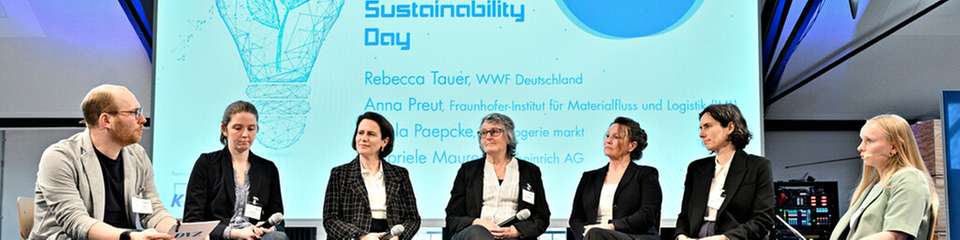 Das DVZ-Moderatorenteam, bestehend aus Amelie Bauer (rechts) und Frederic Witt, sprach mit Rebecca Tauer (WWF Deutschland), Anna Preut (Fraunhofer IML), Gabriele Maurer (Jungheinrich) sowie Alexandra Kroll und Ursula Paepcke (dm) über die Rolle der Logistik in der Kreislaufwirtschaft.