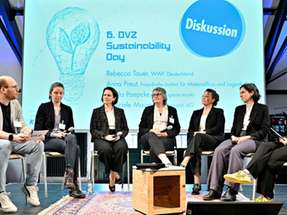 Das DVZ-Moderatorenteam, bestehend aus Amelie Bauer (rechts) und Frederic Witt, sprach mit Rebecca Tauer (WWF Deutschland), Anna Preut (Fraunhofer IML), Gabriele Maurer (Jungheinrich) sowie Alexandra Kroll und Ursula Paepcke (dm) über die Rolle der Logistik in der Kreislaufwirtschaft.