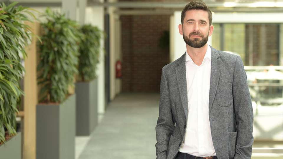 „Natürliche Materialien und eine hohe Aufenthaltsqualität sind Teil eines selbstverständlichen Anspruchs an Zukunftsfähigkeit." Das schreibt Tim Rosenbohm, Director Light Industrial bei SEGRO, in einem exklusiven ZERO-Gastbeitrag. 