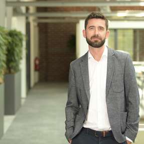 „Natürliche Materialien und eine hohe Aufenthaltsqualität sind Teil eines selbstverständlichen Anspruchs an Zukunftsfähigkeit." Das schreibt Tim Rosenbohm, Director Light Industrial bei SEGRO, in einem exklusiven ZERO-Gastbeitrag. 