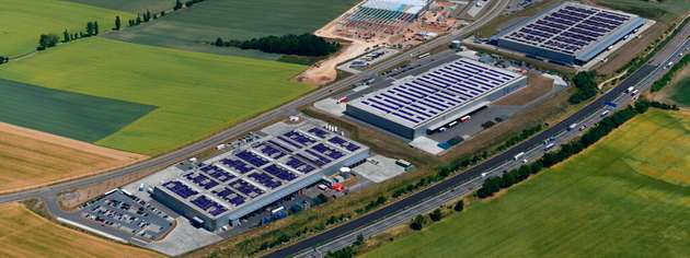 Mit 12,3 MWp PV-Leistung, rund 26.300 Modulen auf etwa 122.000 Quadratmeter Dachfläche, Batteriespeichern in der Leistungsklasse 12,5 MW / 25 MWh sowie Ladeinfrastruktur für die Logistikmieter am Standort zeigt das Projekt im sächsischen Logistikpark Meerane, wie Bestandsimmobilien künftig systematisch für erneuerbare Energieversorgung, Flexibilität und Elektrifizierung genutzt werden können.