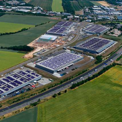 Mit 12,3 MWp PV-Leistung, rund 26.300 Modulen auf etwa 122.000 Quadratmeter Dachfläche, Batteriespeichern in der Leistungsklasse 12,5 MW / 25 MWh sowie Ladeinfrastruktur für die Logistikmieter am Standort zeigt das Projekt im sächsischen Logistikpark Meerane, wie Bestandsimmobilien künftig systematisch für erneuerbare Energieversorgung, Flexibilität und Elektrifizierung genutzt werden können.