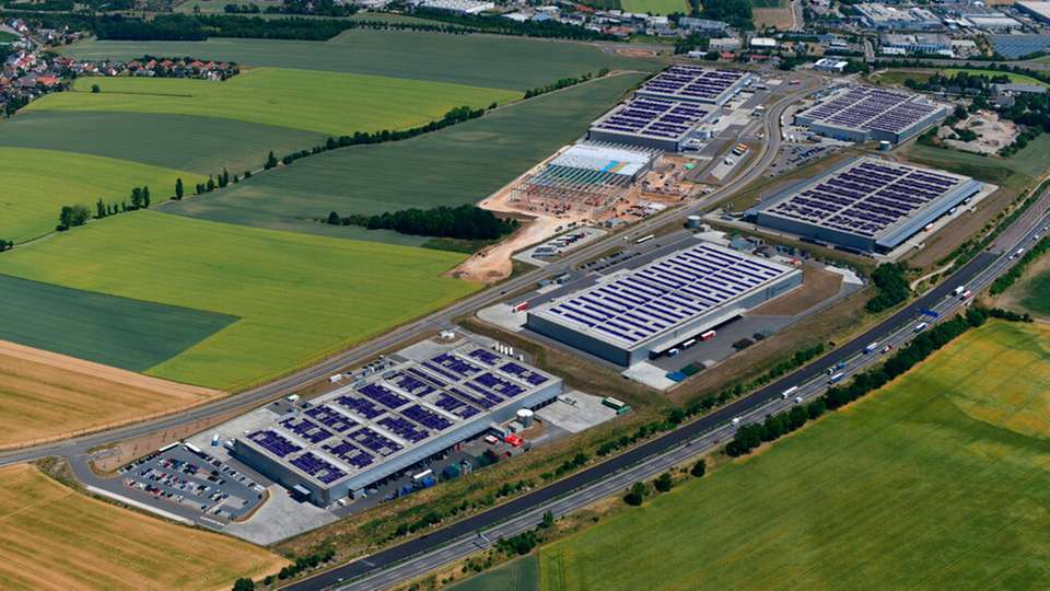 Mit 12,3 MWp PV-Leistung, rund 26.300 Modulen auf etwa 122.000 Quadratmeter Dachfläche, Batteriespeichern in der Leistungsklasse 12,5 MW / 25 MWh sowie Ladeinfrastruktur für die Logistikmieter am Standort zeigt das Projekt im sächsischen Logistikpark Meerane, wie Bestandsimmobilien künftig systematisch für erneuerbare Energieversorgung, Flexibilität und Elektrifizierung genutzt werden können.