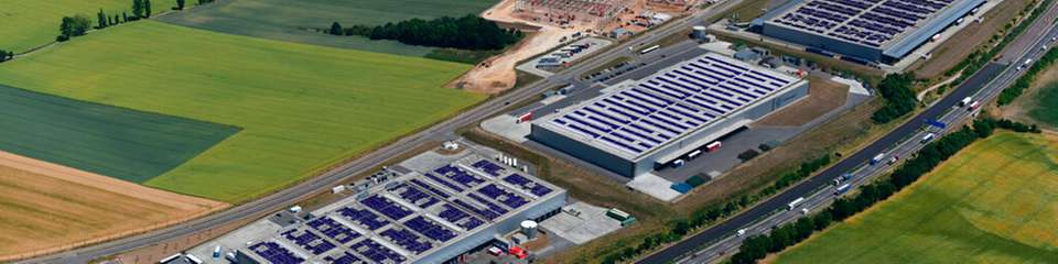 Mit 12,3 MWp PV-Leistung, rund 26.300 Modulen auf etwa 122.000 Quadratmeter Dachfläche, Batteriespeichern in der Leistungsklasse 12,5 MW / 25 MWh sowie Ladeinfrastruktur für die Logistikmieter am Standort zeigt das Projekt im sächsischen Logistikpark Meerane, wie Bestandsimmobilien künftig systematisch für erneuerbare Energieversorgung, Flexibilität und Elektrifizierung genutzt werden können.