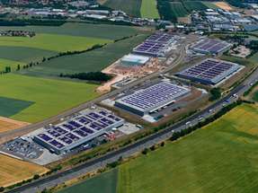 Mit 12,3 MWp PV-Leistung, rund 26.300 Modulen auf etwa 122.000 Quadratmeter Dachfläche, Batteriespeichern in der Leistungsklasse 12,5 MW / 25 MWh sowie Ladeinfrastruktur für die Logistikmieter am Standort zeigt das Projekt im sächsischen Logistikpark Meerane, wie Bestandsimmobilien künftig systematisch für erneuerbare Energieversorgung, Flexibilität und Elektrifizierung genutzt werden können.