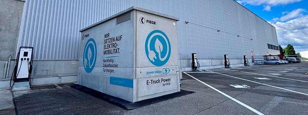 Ladeinfrastrukturausbau made in Switzerland: Fiege hat an seinem schweizerischen Standort in Oftringen einen Ladepark für E-Lkw errichtet. 