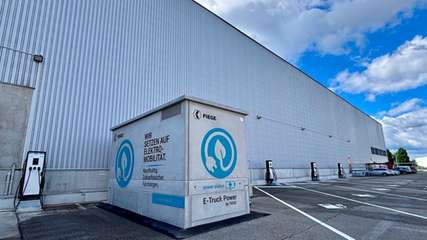 Ladeinfrastrukturausbau made in Switzerland: Fiege hat an seinem schweizerischen Standort in Oftringen einen Ladepark für E-Lkw errichtet. 