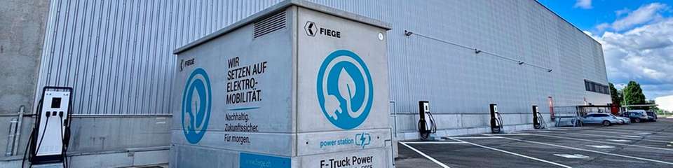 Ladeinfrastrukturausbau made in Switzerland: Fiege hat an seinem schweizerischen Standort in Oftringen einen Ladepark für E-Lkw errichtet. 
