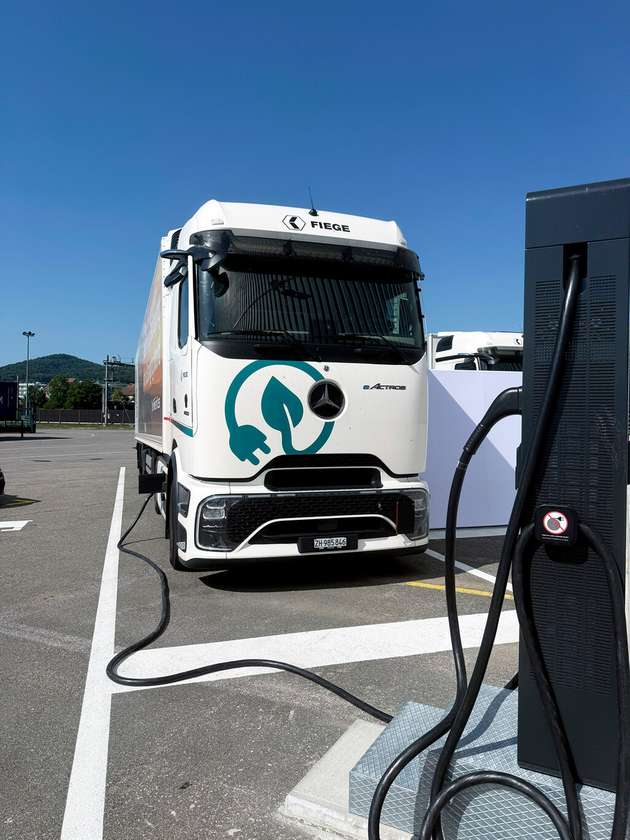 Acht der unternehmensweit insgesamt 20 E-Lkw, die mittlerweile unter Fiege-Flagge fahren, sind in der Schweiz im Einsatz.