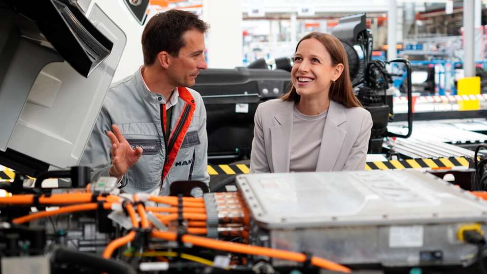 Setzen gemeknsam auf Dr. Peter Demmel, Leiter Montage im Werk München MAN Truck & Bus SE und Dr. Sara Schiffer (CEO hylane) bei der Produktion des eTGX im MAN-Werk in München. 