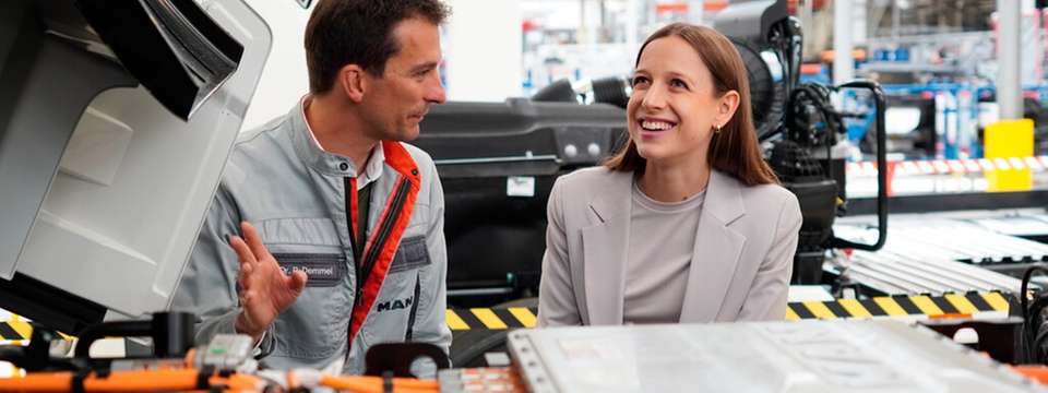 Setzen gemeknsam auf Dr. Peter Demmel, Leiter Montage im Werk München MAN Truck & Bus SE und Dr. Sara Schiffer (CEO hylane) bei der Produktion des eTGX im MAN-Werk in München. 