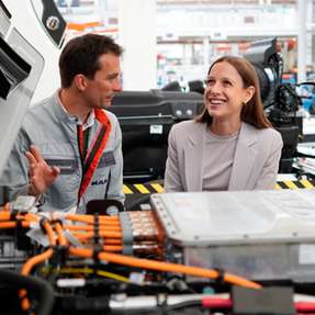 Setzen gemeknsam auf Dr. Peter Demmel, Leiter Montage im Werk München MAN Truck & Bus SE und Dr. Sara Schiffer (CEO hylane) bei der Produktion des eTGX im MAN-Werk in München. 