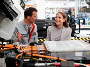 Setzen gemeknsam auf Dr. Peter Demmel, Leiter Montage im Werk München MAN Truck & Bus SE und Dr. Sara Schiffer (CEO hylane) bei der Produktion des eTGX im MAN-Werk in München. 