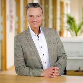 ZERO-Gastautor Martin Pollpeter: „Steigende Anforderungen an Energieversorgung, Klimaanpassung und Mobilität führen dazu, dass Logistikstandorte und Industrieanlagen zunehmend als Bestandteil eines größeren Systems betrachtet werden müssen.“