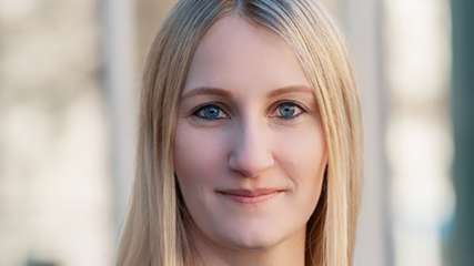 Natalie Weber: "Mittlerweile steht fest, dass das extensive Gründach ein „Nettosenker“ ist – es nimmt über Photosynthese mehr CO2 auf, als es veratmet."